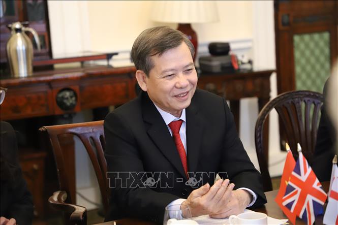 Chánh án Lê Minh Trí phát biểu trong buổi làm việc với Thị trưởng khu tài chính London Alastair King. Ảnh: Phong Hà-PV TTXVN tại Anh