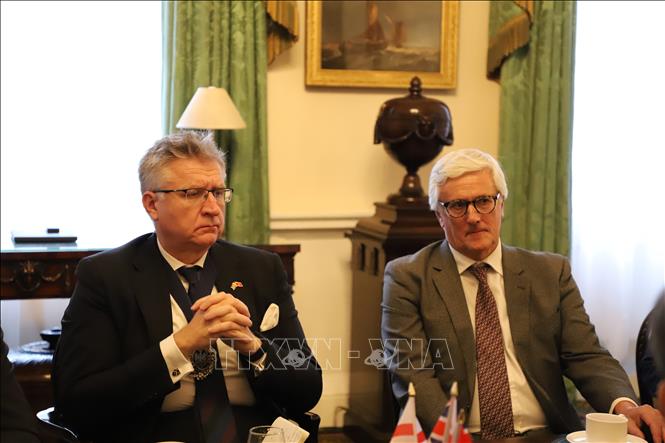 Thị trưởng khu tài chính London Alastair King (bên trái) trong buổi tiếp đón Chánh án Lê Minh Trí. Ảnh: Phong Hà-PV TTXVN tại Anh