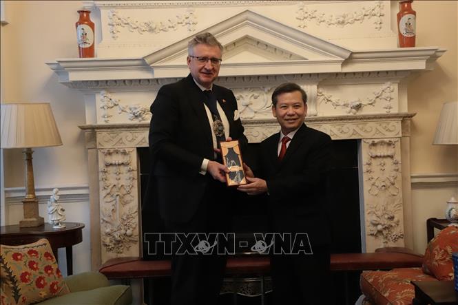 Chánh án Lê Minh Trí tặng quà lưu niệm cho Thị trưởng khu tài chính London sau buổi làm việc. Ảnh: Phong Hà-PV TTXVN tại Anh