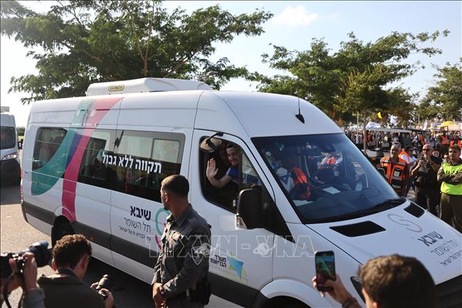 Các con tin Israel được phía Hamas trả tự do về tới Ramat Gan (Israel) ngày 13/10/2025. Ảnh: THX/TTXVN