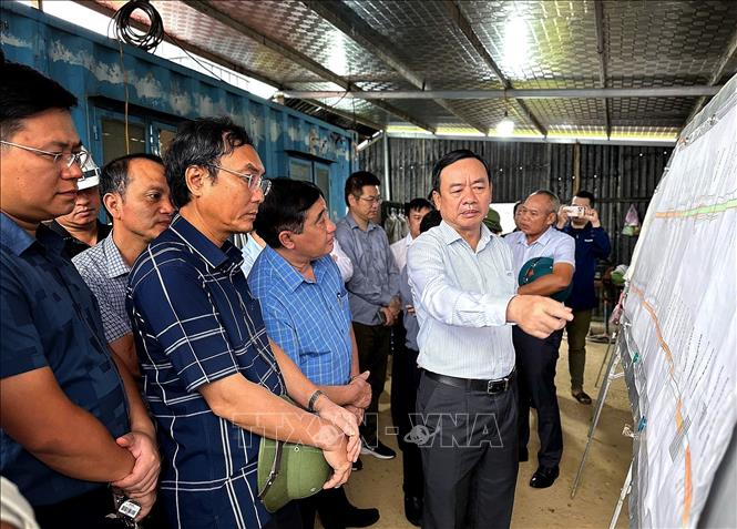 Phó Chủ tịch UBND tỉnh Phú Thọ Quách Tất Liêm kiểm tra sơ đồ tiến độ thực hiện dự án đường cao tốc Hòa Bình - Mộc Châu. Ảnh: Thanh Hải - TTXVN 