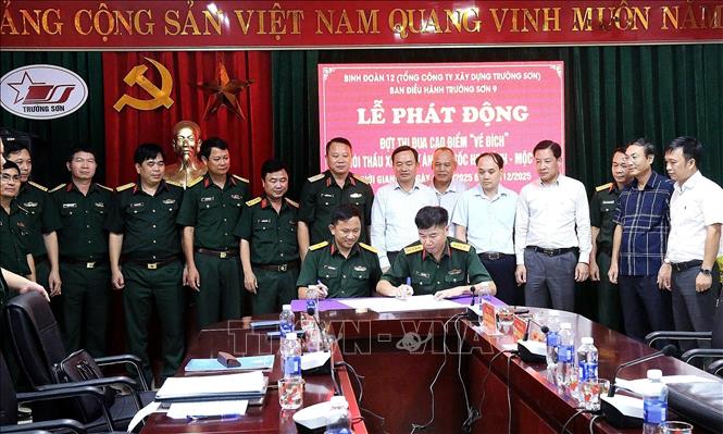Các đơn vị ký kết giao ước thi đua đợt cao điểm “về đích” gói thầu XL03, thuộc dự án đường cao tốc Hòa Bình - Mộc Châu. Ảnh: Thanh Hải - TTXVN 