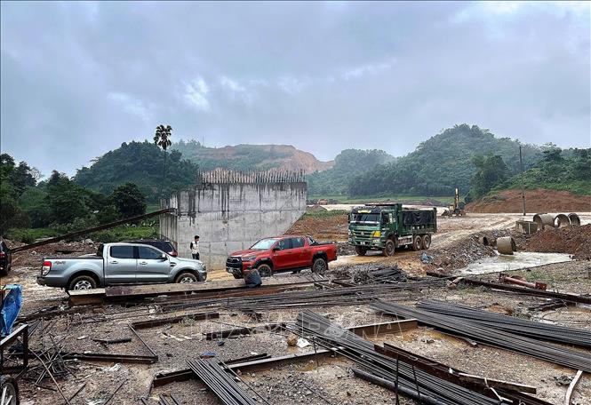 Các đơn vị thi công khẩn trương thực hiện thi công các gói thầu, nhằm đảm bảo tiến độ dự án. Ảnh: Thanh Hải - TTXVN 