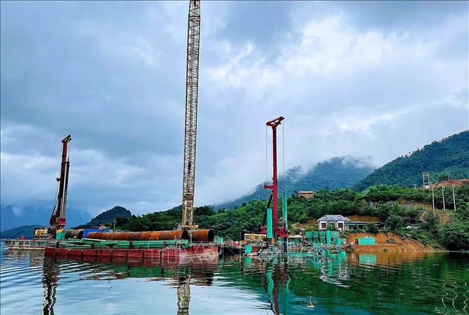 Các gói thầu đang được triển khai dự án đường cao tốc Hòa Bình - Mộc Châu. Ảnh: Thanh Hải - TTXVN 