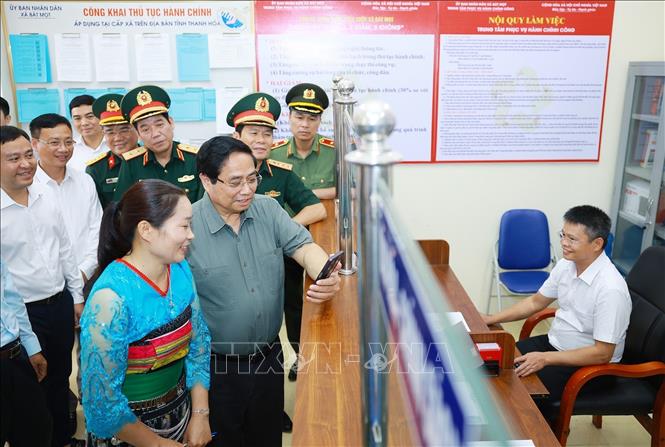 Thủ tướng Phạm Minh Chính kiểm tra chất lượng phục vụ người dân của Trung tâm Phục vụ hành chính công xã Bát Mọt, tỉnh Thanh Hoá. Ảnh: Dương Giang-TTXVN
