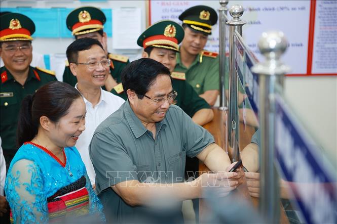 Thủ tướng Phạm Minh Chính kiểm tra chất lượng phục vụ người dân của Trung tâm Phục vụ hành chính công xã Bát Mọt, tỉnh Thanh Hoá. Ảnh: Dương Giang-TTXVN
