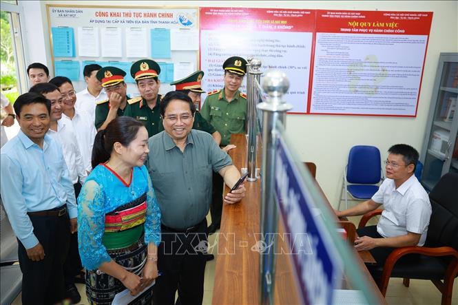 Thủ tướng Phạm Minh Chính kiểm tra chất lượng phục vụ người dân của Trung tâm Phục vụ hành chính công xã Bát Mọt, tỉnh Thanh Hoá. Ảnh: Dương Giang-TTXVN
