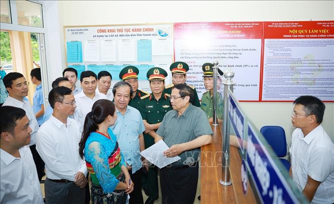 Thủ tướng Phạm Minh Chính kiểm tra chất lượng phục vụ người dân của Trung tâm Phục vụ hành chính công xã Bát Mọt, tỉnh Thanh Hoá. Ảnh: Dương Giang-TTXVN
