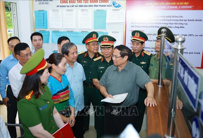 Thủ tướng Phạm Minh Chính kiểm tra chất lượng phục vụ người dân của Trung tâm Phục vụ hành chính công xã Bát Mọt, tỉnh Thanh Hoá. Ảnh: Dương Giang-TTXVN
