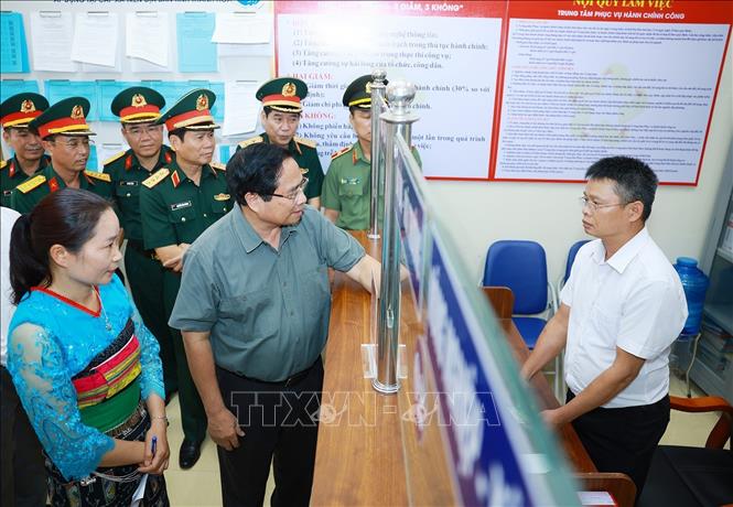 Thủ tướng Phạm Minh Chính kiểm tra chất lượng phục vụ người dân của Trung tâm Phục vụ hành chính công xã Bát Mọt, tỉnh Thanh Hoá. Ảnh: Dương Giang-TTXVN
