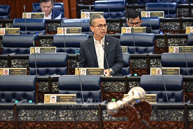 Bộ trưởng Truyền thông Fahmi Fadzil phát biểu tại Quốc hội Malaysia. Ảnh: TTXVN phát.