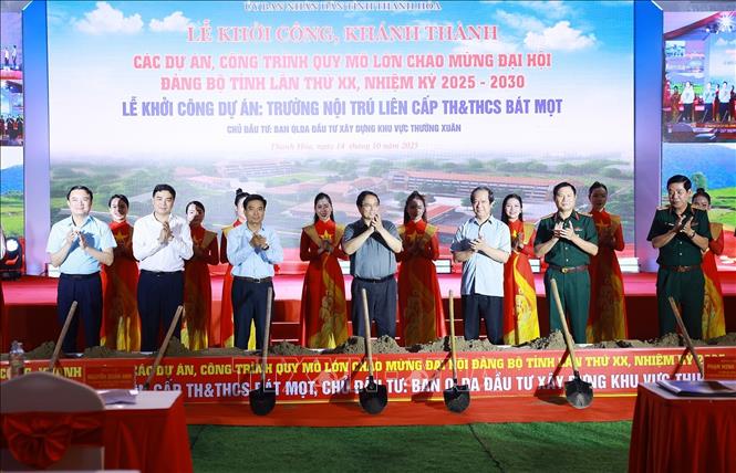 Thủ tướng Phạm Minh Chính và các đại biểu khởi công Dự án Trường nội trú liên cấp Tiểu học và Trung học cơ sở Bát Mọt tại điểm cầu xã Bát Mọt. Ảnh: Dương Giang-TTXVN 
