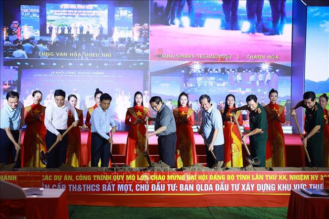 Thủ tướng Phạm Minh Chính và các đại biểu khởi công Dự án Trường nội trú liên cấp Tiểu học và Trung học cơ sở Bát Mọt tại điểm cầu xã Bát Mọt. Ảnh: Dương Giang-TTXVN 
