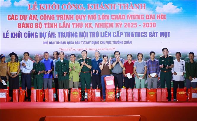 Thủ tướng Phạm Minh Chính tặng quà cho người có hoàn cảnh khó khăn xã Bát Mọt. Ảnh: Dương Giang-TTXVN 