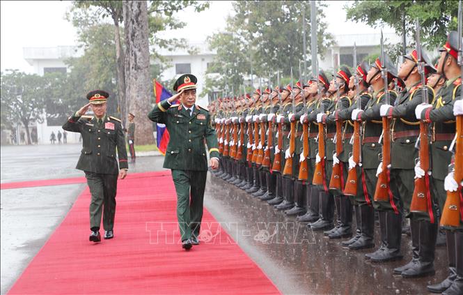 Đại tướng Phan Văn Giang (phải), Bộ trưởng Bộ Quốc phòng Việt Nam và Thượng tướng Khamliang Outhakaysone, Bộ trưởng Bộ Quốc phòng Lào duyệt đội danh dự. Ảnh: Xuân Tú - PV TTXVN tại Lào