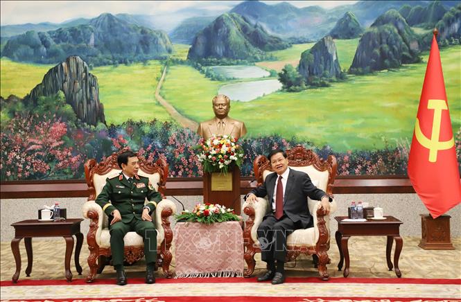 Đại tướng Phan Văn Giang chào xã giao Tổng Bí thư, Chủ tịch nước Lào Thongloun Sisoulith (phải) . Ảnh: Xuân Tú - PV TTXVN tại Lào