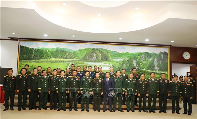 Đoàn đại biểu Bộ Quốc phòng hai nước Việt Nam-Lào chụp ảnh kỷ niệm sau hội đàm. Ảnh: Xuân Tú - PV TTXVN tại Lào