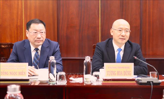 Wang Huadong, Secretary of the Huaibei Party Committee, speaks at the meeting. VNA Photo: Thanh Bình