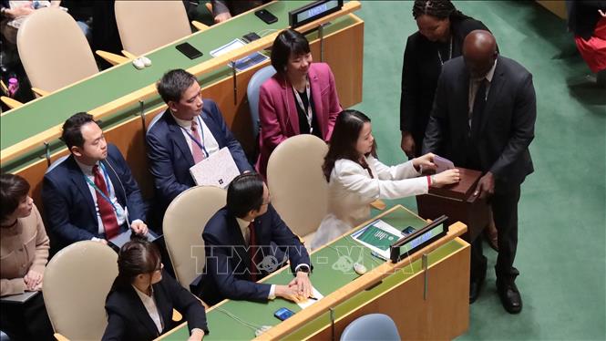 Deputy Minister of Foreign Affairs Nguyen Minh Hang casts her vote. VNA Photo: Thanh Tuấn