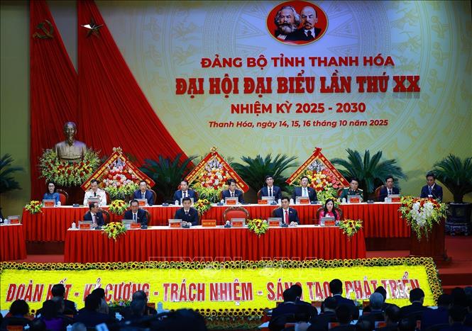 Đoàn Chủ tịch điều hành Đại hội đại biểu Đảng bộ tỉnh Thanh Hoá lần thứ 20, nhiệm kỳ 2025-2030. Ảnh: Dương Giang - TTXVN