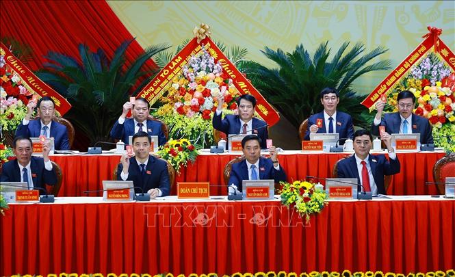 Đoàn Chủ tịch biểu quyết thông qua Báo cáo thẩm tra tư cách đại biểu dự Đại hội đại biểu Đảng bộ tỉnh Thanh Hoá lần thứ 20, nhiệm kỳ 2025-2030. Ảnh: Dương Giang - TTXVN