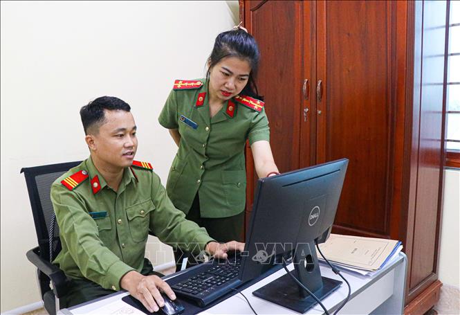 Dù mang trong mình căn bệnh suy thận giai đoạn cuối nhưng Thượng sĩ Giàng A Thắng, cán bộ Bệnh viện 7/5 (tỉnh Điện Biên) vẫn luôn hoàn thành xuất sắc nhiệm vụ được giao. Ảnh: Phan Quân - TTXVN