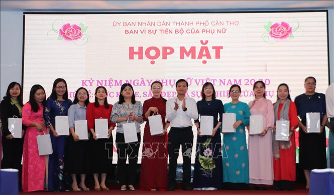 Các đại biểu nữ nhận quà tại buổi họp mặt. Ảnh: Hồng Thái - TTXVN