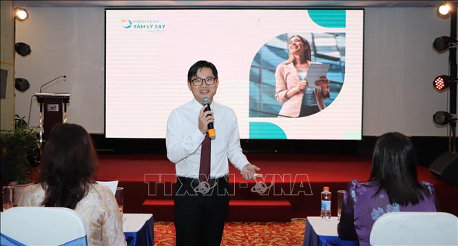 Tiến sĩ, bác sĩ Trần Thiện Thắng, Giảng viên Trường Đại học Y Dược Cần Thơ trình bày chuyên đề tại buổi họp mặt. Ảnh: Hồng Thái - TTXVN