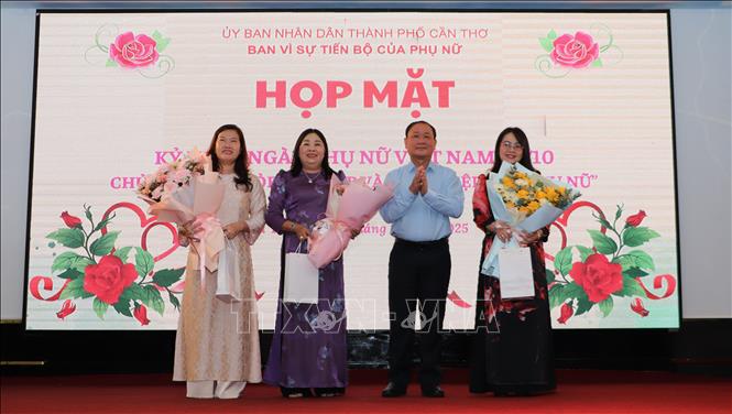Tặng quà cho đại biểu nữ là lãnh đạo thành phố Cần Thơ tại buổi họp mặt. Ảnh: Hồng Thái - TTXVN