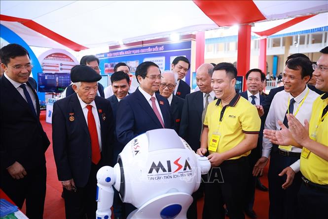 Thủ tướng Phạm Minh Chính tham quan triển lãm thành tựu kinh tế - xã hội của tỉnh Thanh Hoá bên lề đại hội. Ảnh: Dương Giang-TTXVN 
