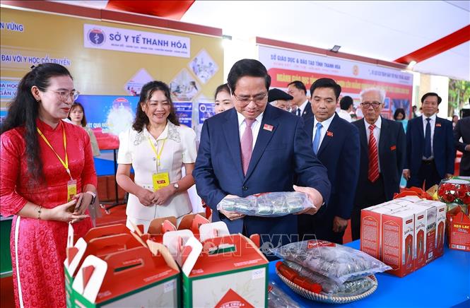 Thủ tướng Phạm Minh Chính tham quan triển lãm thành tựu kinh tế - xã hội của tỉnh Thanh Hoá bên lề đại hội. Ảnh: Dương Giang-TTXVN 
