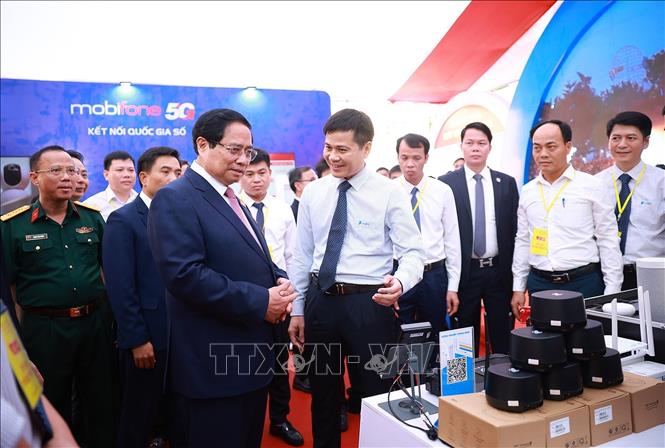 Thủ tướng Phạm Minh Chính tham quan triển lãm thành tựu kinh tế - xã hội của tỉnh Thanh Hoá bên lề đại hội. Ảnh: Dương Giang-TTXVN 

