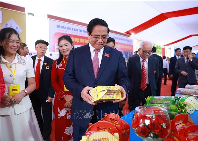 Thủ tướng Phạm Minh Chính tham quan triển lãm thành tựu kinh tế - xã hội của tỉnh Thanh Hoá bên lề đại hội. Ảnh: Dương Giang-TTXVN 

