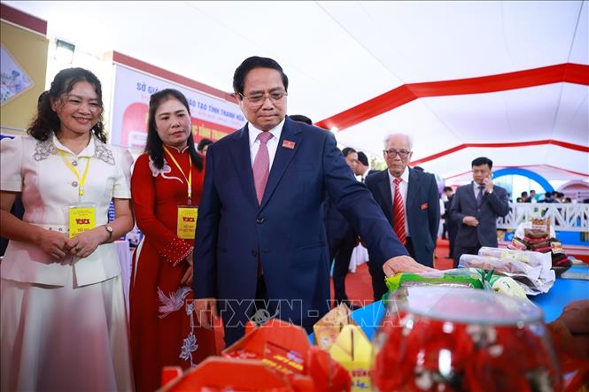Thủ tướng Phạm Minh Chính tham quan triển lãm thành tựu kinh tế - xã hội của tỉnh Thanh Hoá bên lề đại hội. Ảnh: Dương Giang-TTXVN 
