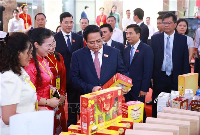 Thủ tướng Phạm Minh Chính tham quan triển lãm thành tựu kinh tế - xã hội của tỉnh Thanh Hoá bên lề đại hội. Ảnh: Dương Giang-TTXVN 
