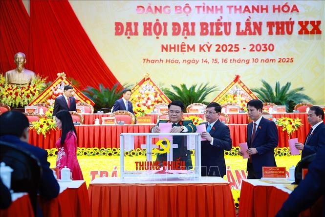 Các đại biểu bỏ phiếu bầu Ban Chấp hành Đảng bộ tỉnh Thanh Hoá nhiệm kỳ 2025-2030. Ảnh: Dương Giang-TTXVN 
