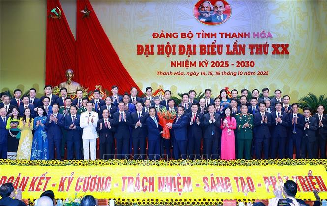Thủ tướng Phạm Minh Chính tặng hoa chúc mừng Ban Chấp hành Đảng bộ tỉnh Thanh Hoá nhiệm kỳ 2025-2030. Ảnh: Dương Giang-TTXVN 

