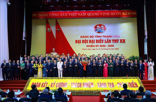 Thủ tướng Phạm Minh Chính tặng hoa chúc mừng Ban Chấp hành Đảng bộ tỉnh Thanh Hoá nhiệm kỳ 2025-2030. Ảnh: Dương Giang-TTXVN 
