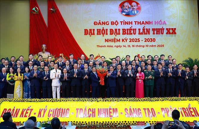 Thủ tướng Phạm Minh Chính tặng hoa chúc mừng Ban Chấp hành Đảng bộ tỉnh Thanh Hoá nhiệm kỳ 2025-2030. Ảnh: Dương Giang-TTXVN 
