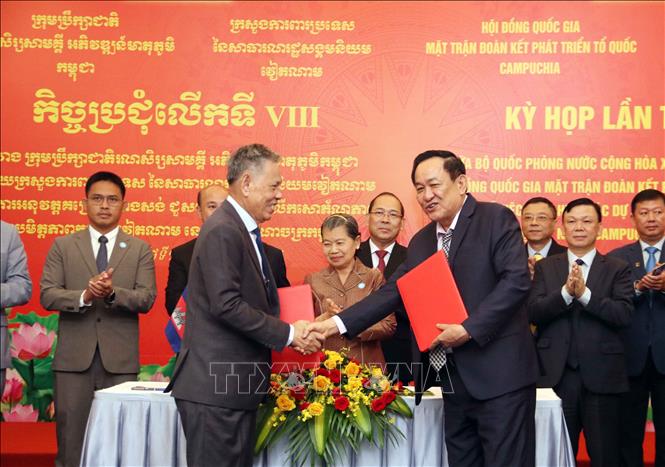Thượng tướng Võ Minh Lương (phải), Thứ trưởng Bộ Quốc phòng Việt Nam và Phó Chủ tịch kiêm Tổng Thư ký Hội đồng Quốc gia Mặt trận Đoàn kết phát triển Tổ quốc Campuchia Nhem Valy (trái) ký và trao Biên bản Kỳ họp. Ảnh: Xuân Khu-TTXVN
