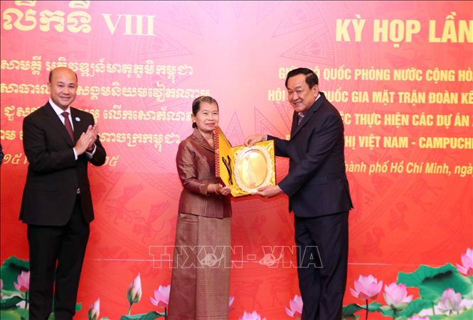 Bà Samdech Men Sam An, Chủ tịch Hội đồng Quốc gia Mặt trận Đoàn kết phát triển Tổ quốc Campuchia, Trưởng đoàn Đoàn đại biểu Hội đồng Quốc gia Mặt trận Đoàn kết phát triển Tổ quốc Campuchia, tặng quà lưu niệm cho Thượng tướng Võ Minh Lương (phải), Thứ trưởng Bộ Quốc phòng, Trưởng đoàn Đoàn đại biểu Bộ Quốc phòng nước Cộng hòa XHCN Việt Nam dự Kỳ họp. Ảnh: Xuân Khu-TTXVN