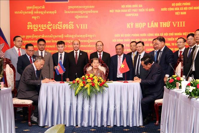 Thượng tướng Võ Minh Lương (phải), Thứ trưởng Bộ Quốc phòng Việt Nam và ông Nhem Valy (trái), Phó Chủ tịch kiêm Tổng Thư ký Hội đồng Quốc gia Mặt trận Đoàn kết phát triển Tổ quốc Campuchia ký Biên bản Kỳ họp. Ảnh: Xuân Khu-TTXVN