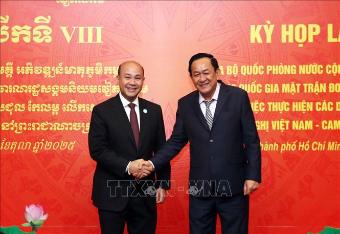 Thượng tướng Võ Minh Lương (phải), Thứ trưởng Bộ Quốc phòng, Trưởng đoàn Đoàn đại biểu Bộ Quốc phòng nước Cộng hòa XHCN Việt Nam chào mừng ông Hun Many,  Phó Chủ tịch Hội đồng Quốc gia Mặt trận Đoàn kết phát triển Tổ quốc Campuchia, Phó Trưởng đoàn đại biểu Hội đồng Quốc gia Mặt trận Đoàn kết phát triển Tổ quốc Campuchia dự Kỳ họp. Ảnh: Xuân Khu-TTXVN