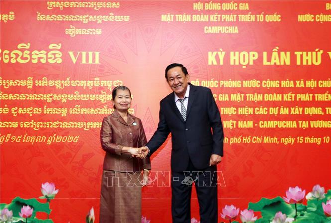 Thượng tướng Võ Minh Lương (phải), Thứ trưởng Bộ Quốc phòng, Trưởng đoàn Đoàn đại biểu Bộ Quốc phòng nước Cộng hòa XHCN Việt Nam và bà Samdech Men Sam An, Chủ tịch Hội đồng Quốc gia Mặt trận Đoàn kết phát triển Tổ quốc Campuchia, Trưởng đoàn Đoàn đại biểu Hội đồng Quốc gia Mặt trận Đoàn kết phát triển Tổ quốc Campuchia dự Kỳ họp. Ảnh: Xuân Khu-TTXVN