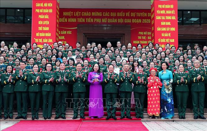 Đại tướng Trịnh Văn Quyết và Phó Chủ tịch nước Võ Thị Ánh Xuân với các đại biểu. Ảnh: Trọng Đức - TTXVN