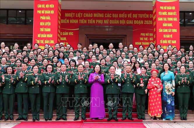 Đại tướng Trịnh Văn Quyết và Phó Chủ tịch nước Võ Thị Ánh Xuân với các đại biểu. Ảnh: Trọng Đức - TTXVN