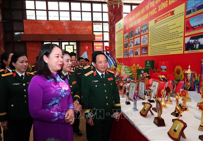 Đại tướng Trịnh Văn Quyết và Phó Chủ tịch nước Võ Thị Ánh Xuân tham quan Triển lãm sách báo, tài liệu về Phụ nữ Quân đội. Ảnh: Trọng Đức - TTXVN