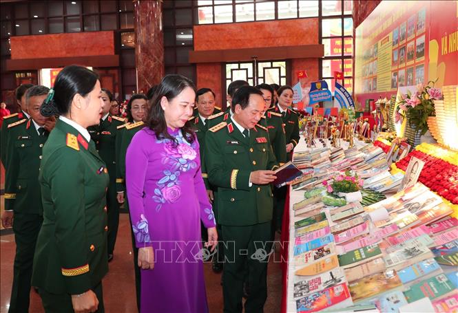 Đại tướng Trịnh Văn Quyết và Phó Chủ tịch nước Võ Thị Ánh Xuân tham quan Triển lãm sách báo, tài liệu về Phụ nữ Quân đội. Ảnh: Trọng Đức - TTXVN