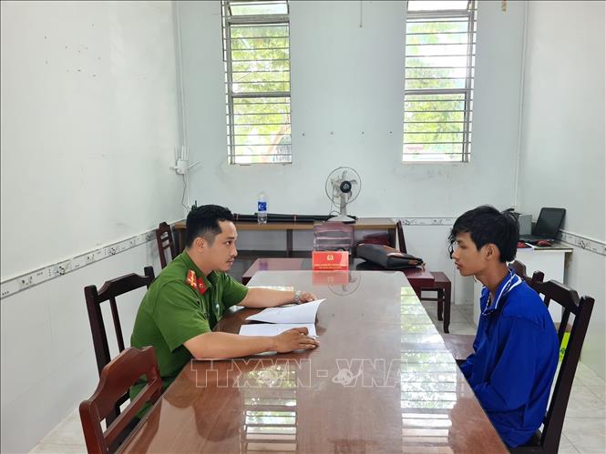 Công an phường Tân An làm việc với đối tượng Trần Văn Phong. Ảnh: TTXVN phát
