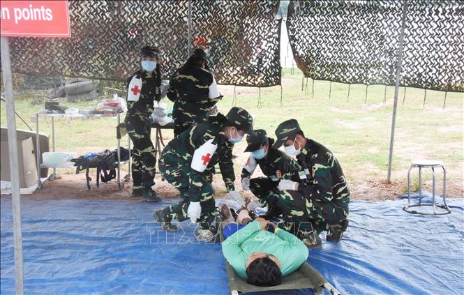 Lực lượng quân y thực hiện sơ cứu ban đầu. Ảnh: Xuân Tú - PV TTXVN tại Lào